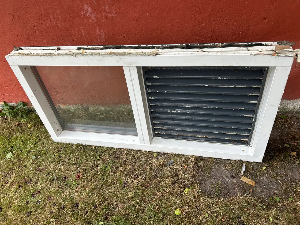 Billede 2 - træ / alu Kældervindu med indbyg ventilationsrist