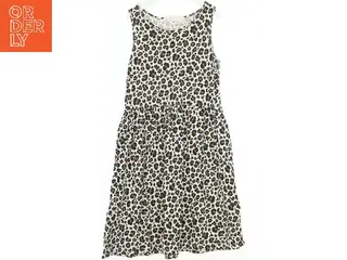 Ærmeløs kjole med leopardmønster fra H&M (str. 140)