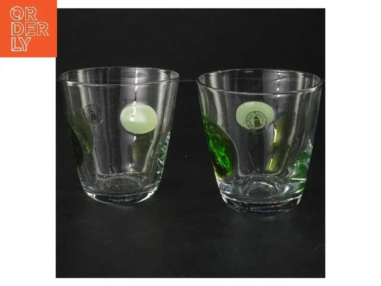 Billede 1 - Håndlavet glas med grønne detaljer (str. 2 stk Ø 9 cm længde 9,5 cm)