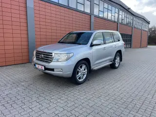 Toyota Landcruiser 200