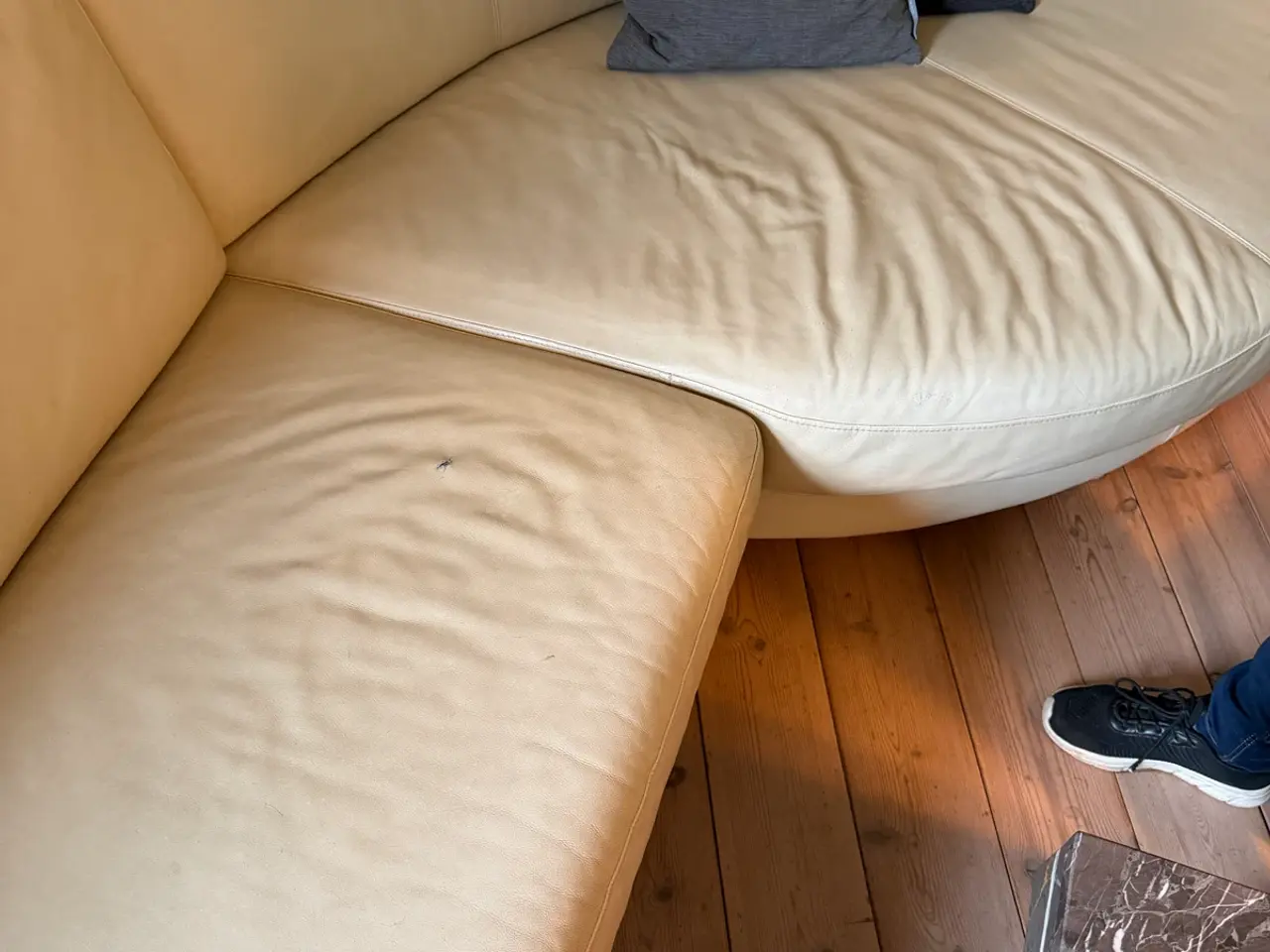 Billede 6 - Lækker Skalma hjørnesofa i råhvidt læder m. matche