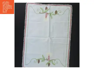 Håndbroderet juledug med lys og grene (str. 44x31 cm)