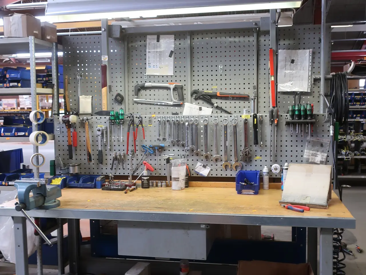 Billede 1 - Arbejdsbord med indhold