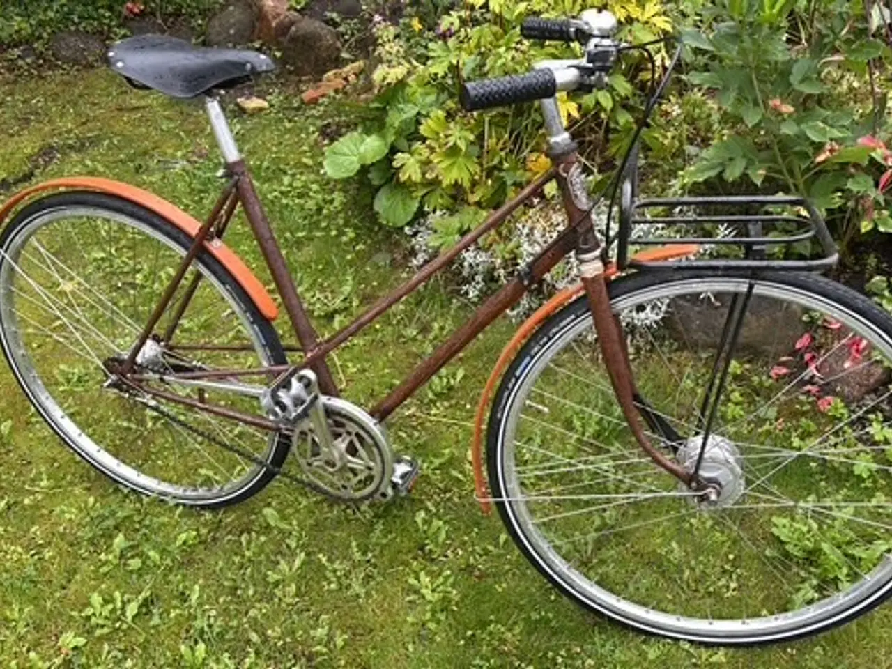 Billede 1 - Lækker damecykel med træ, læder og nye dele