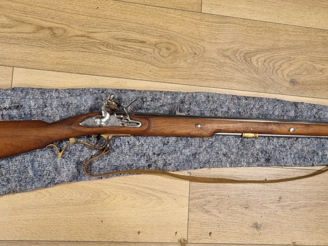 Billede 1 - Riffel Flint forlader kal. 62 med kugletang.