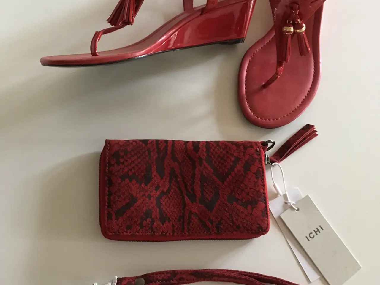Billede 1 - Rød taske Clutch fra Ichi i slangeskinds look