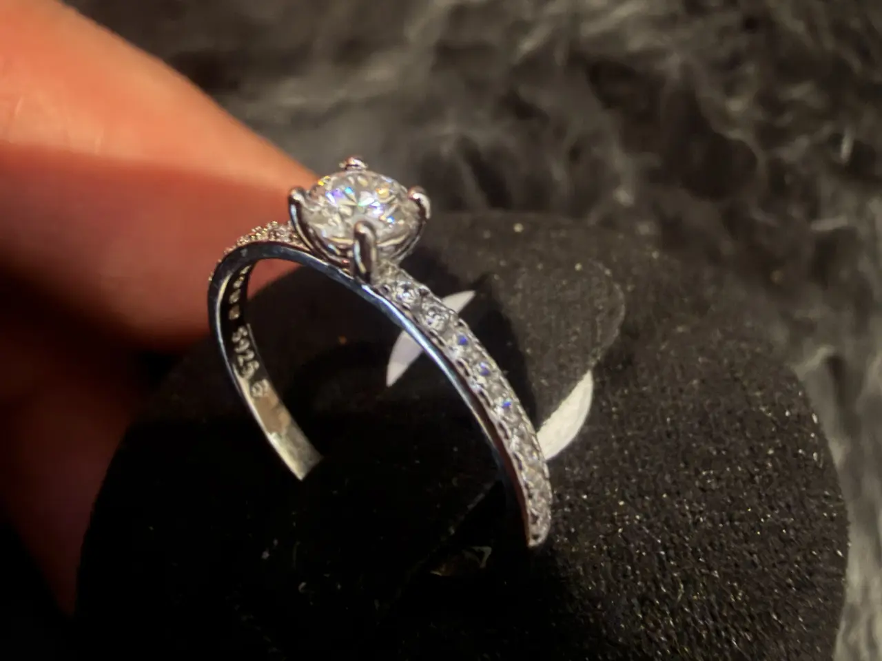 Billede 3 - Smuk Ring m. 0,3carat moissanite Diamant 