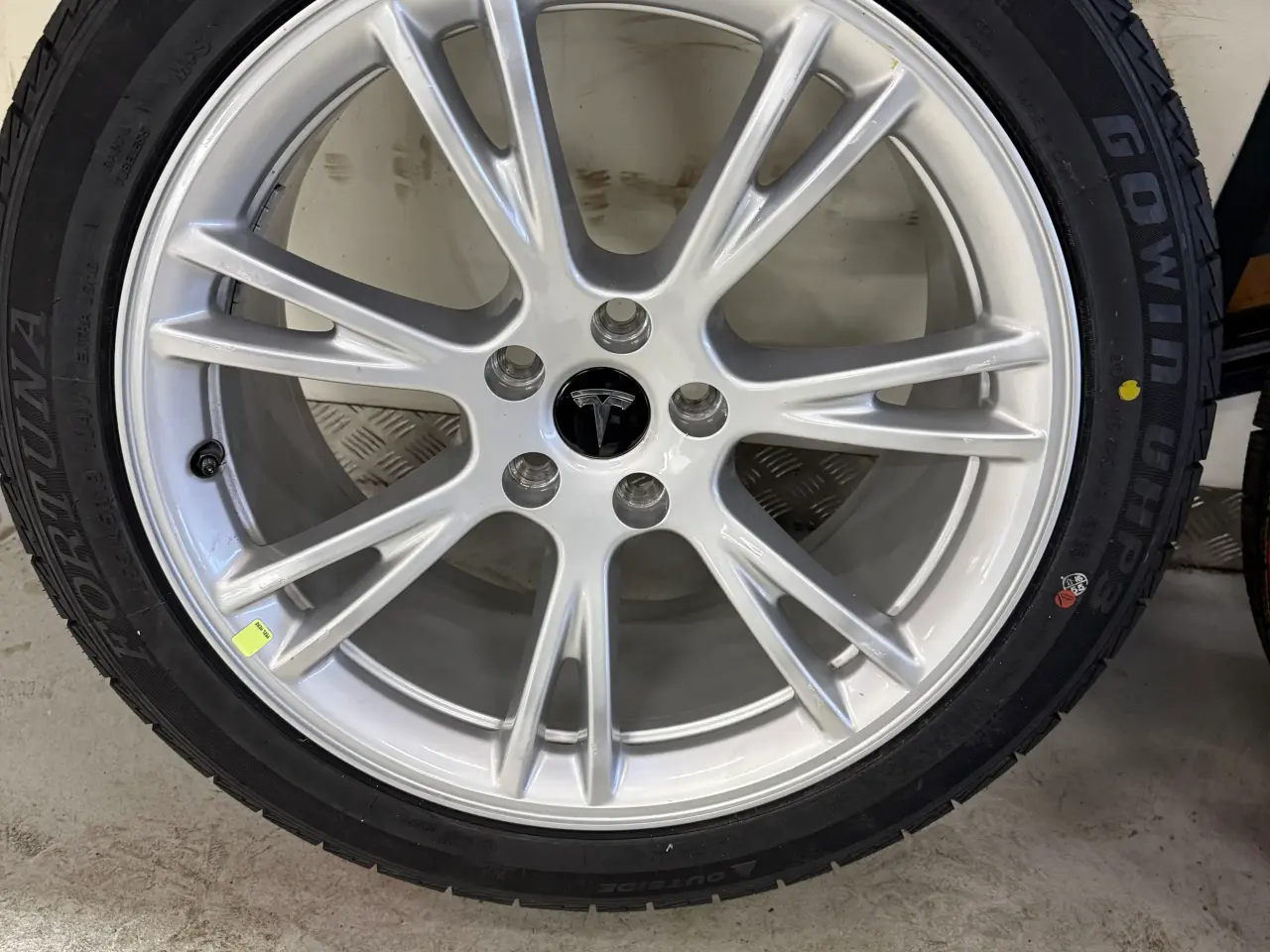 Billede 5 - Nye originale 19” Tesla y fælge med nye vinterdæk