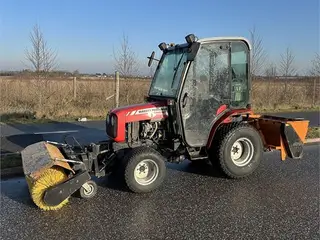 Massey Ferguson 1523 -Only 375 hours With broom and salt spreder