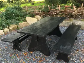 Plankebord med bænke.