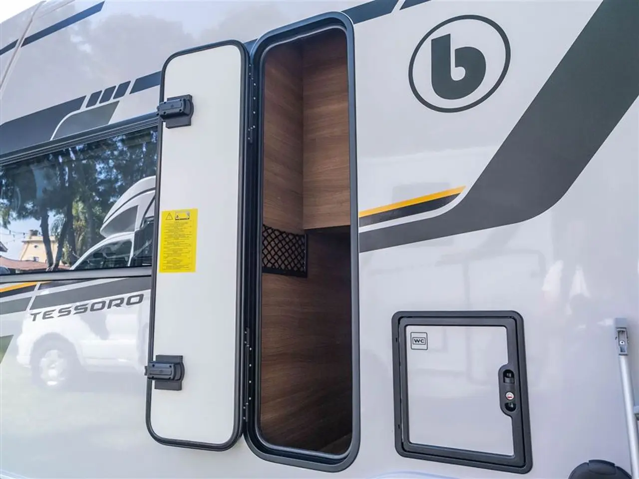 Billede 27 - 2027 - Benimar Tessoro 481 Northautokapp Under 6 meter med enorm plads indvendig