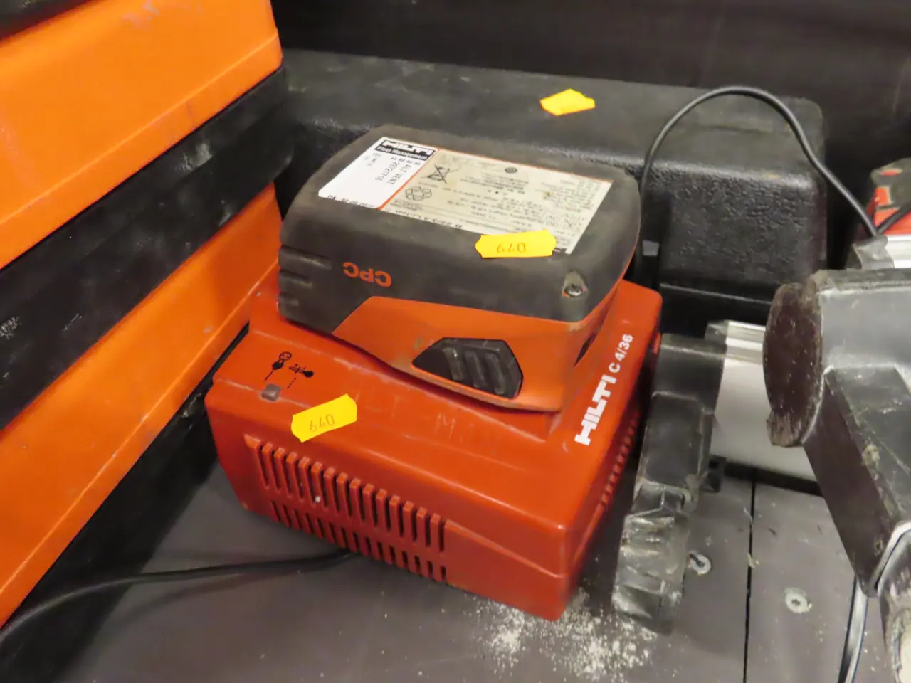 Billede 1 - Batteri samt lader HILTI
