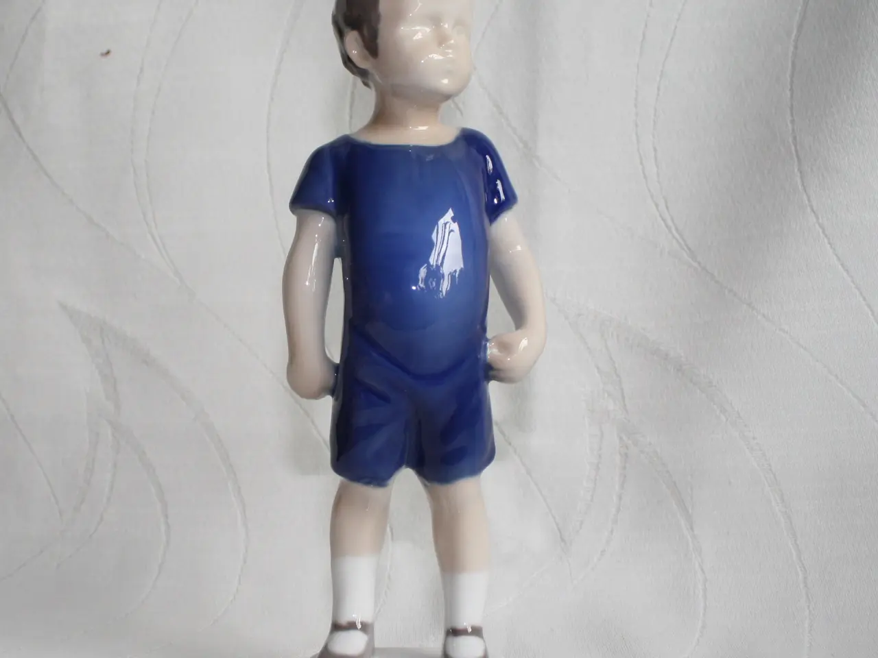 Billede 10 - Kaj, Stående dreng. Figur fra B&G