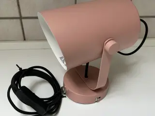 Væg spot i rosa farvet metal.