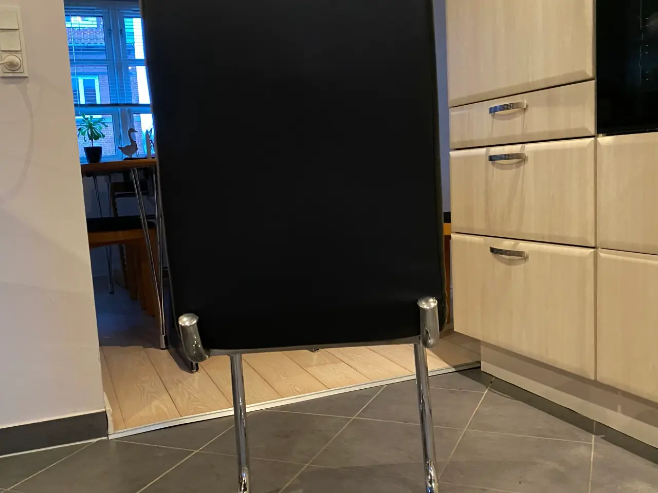 Billede 3 - Spisebordsstole i sort og med  stålben