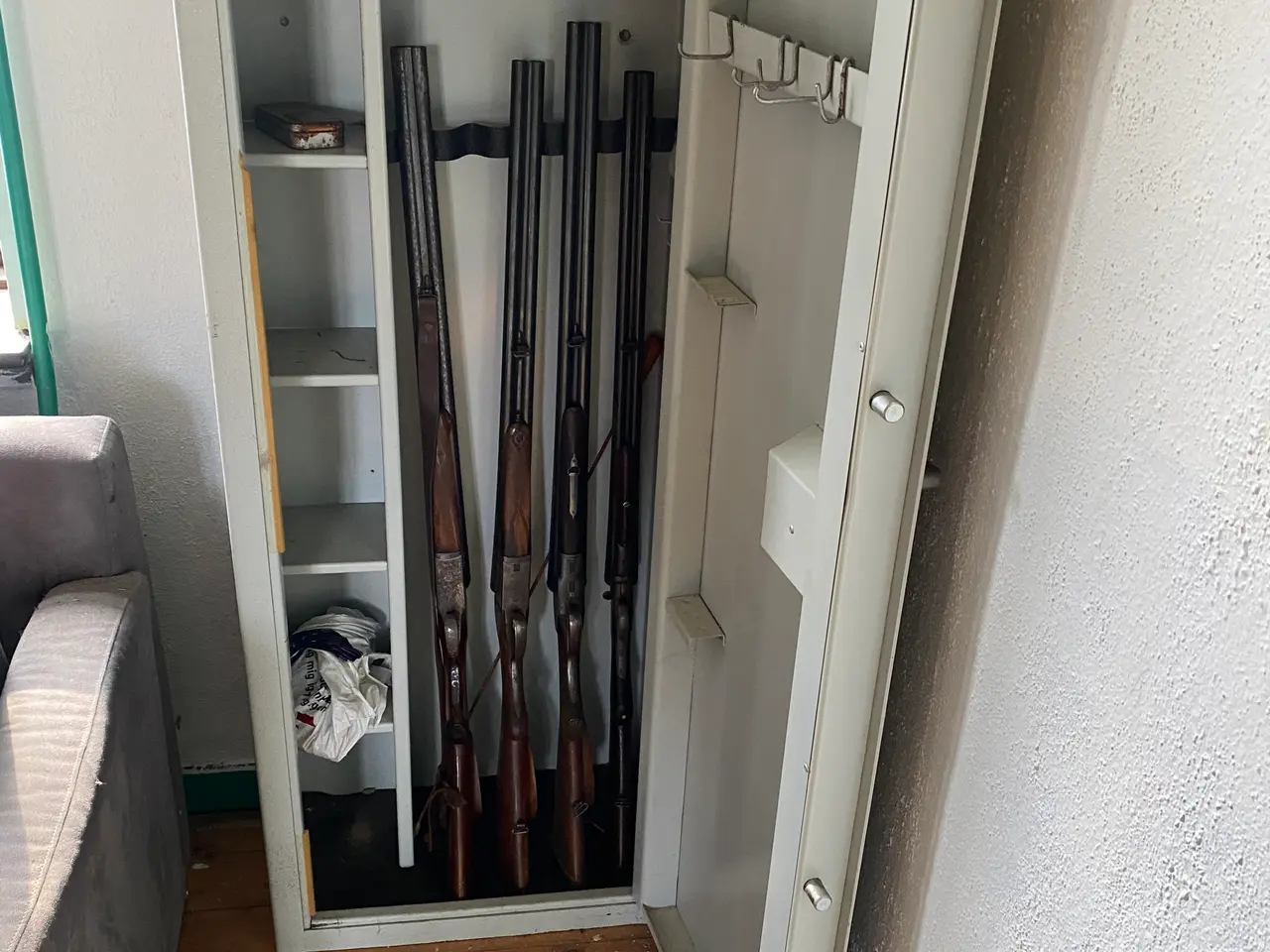 Billede 1 - våbenskab med 4 jagtgeværer