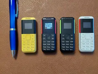 12 stk mini telefoner.