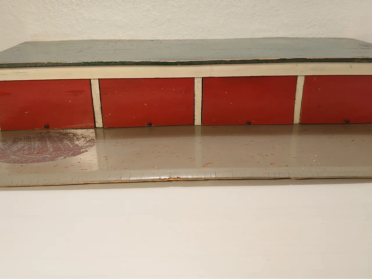 Billede 1 - Stor gammel trægarage m. 4 vippeporte. Ca 1950