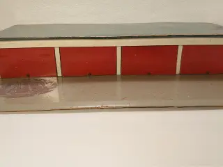 Stor gammel trægarage m. 4 vippeporte. Ca 1950