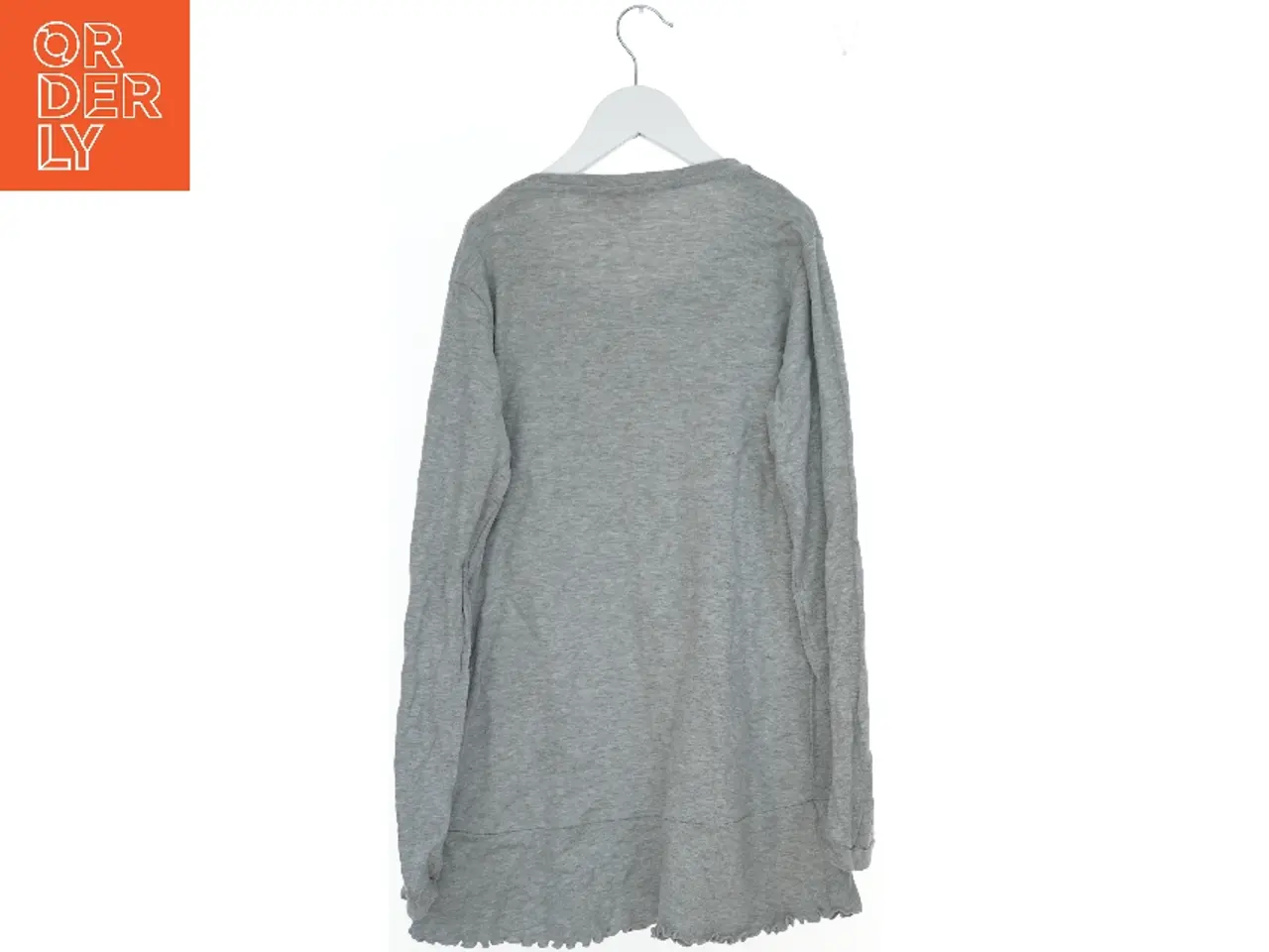 Billede 2 - Grå bluse med tekstprint fra Dimension Danza (str. 170)
