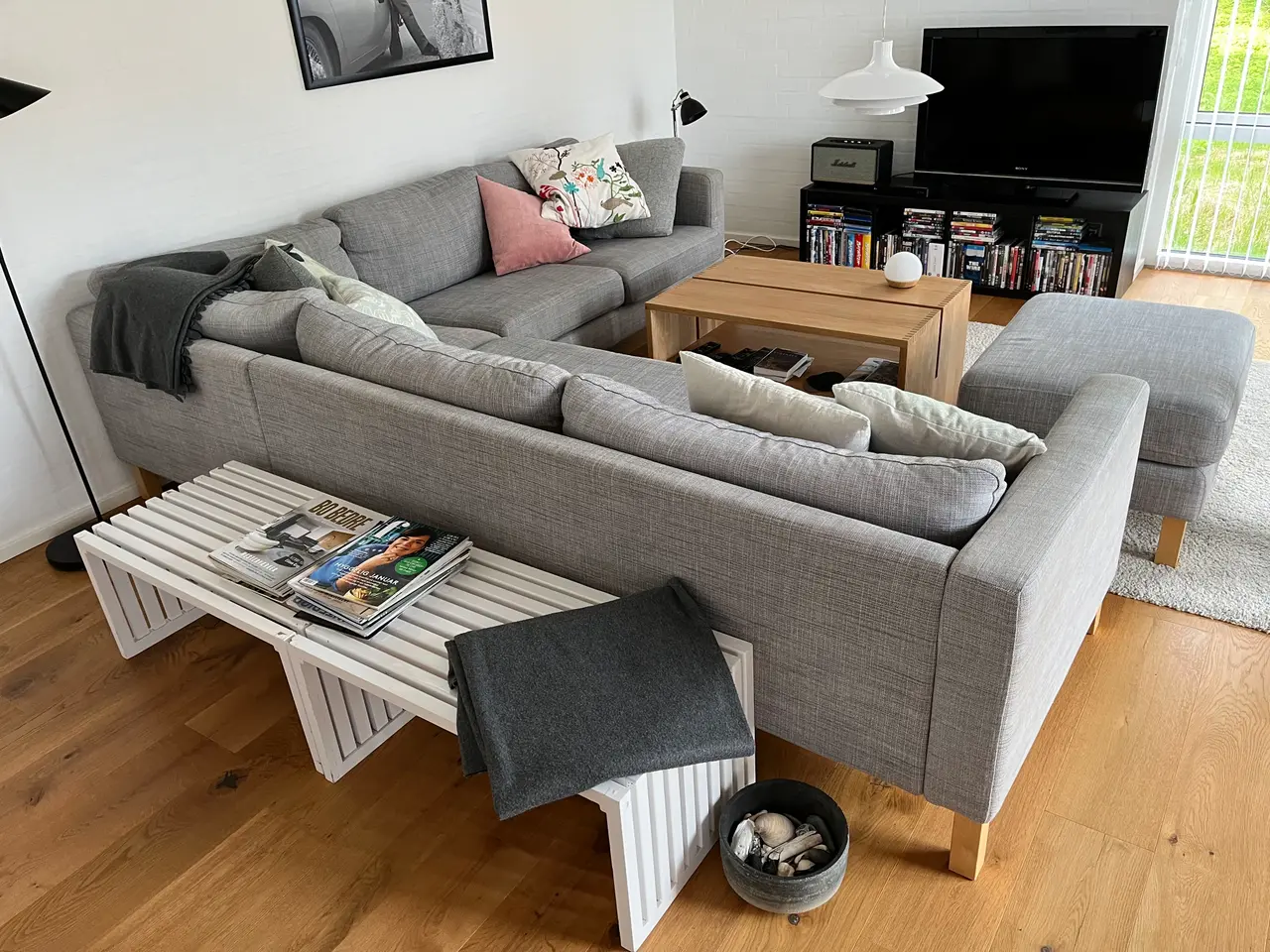 Billede 4 - Hjørnesofa med puffe i lys grå stof.