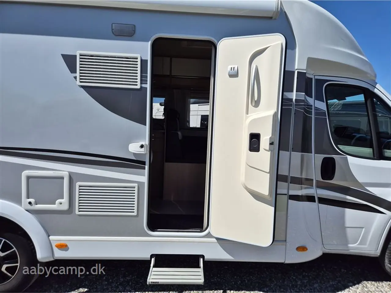 Billede 5 - 2017 - SunLight T 68   Automatgear.2x solceller. 2x 95 Ah Lithium batterier. markise. cykelstativ. thetford gasbageovn. elektrisk indgangstrin. KUN 36.500 KM!!!!!!