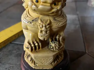 Ældre foo hund