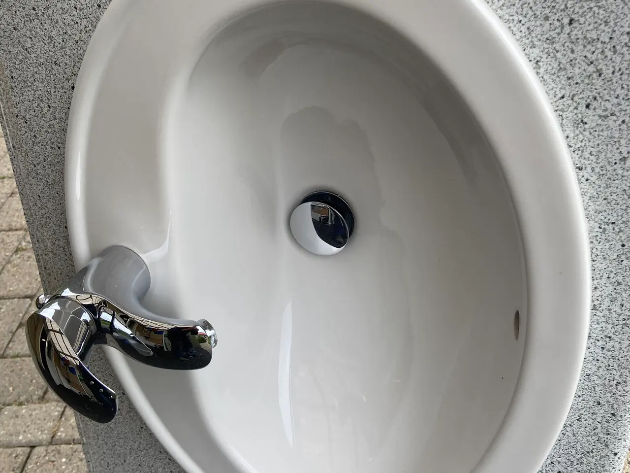 Billede 1 - Oval hvid håndvask med Damixa krom armatur 