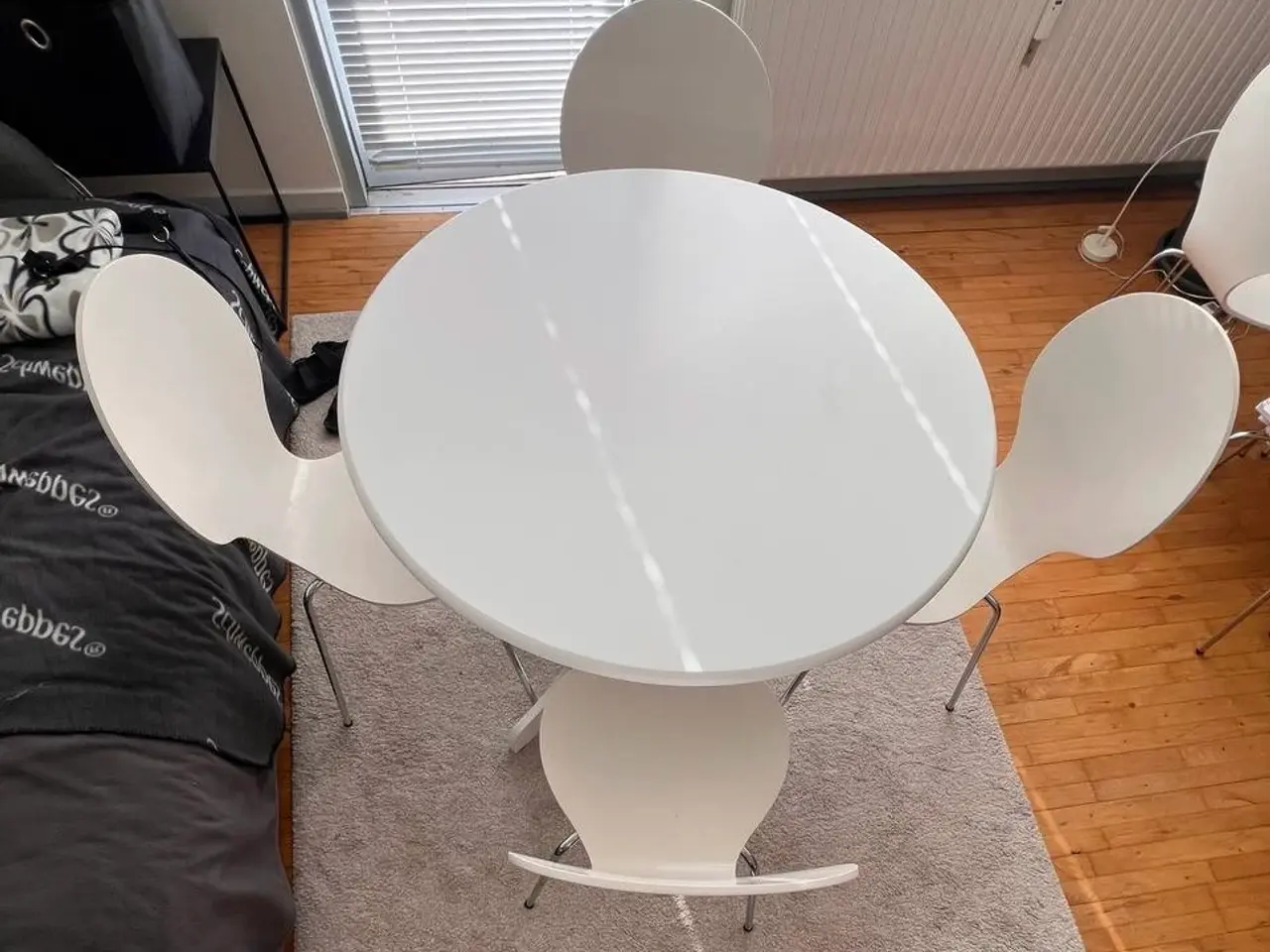 Billede 1 - Sælger et bord og 4 stole i ét sæt