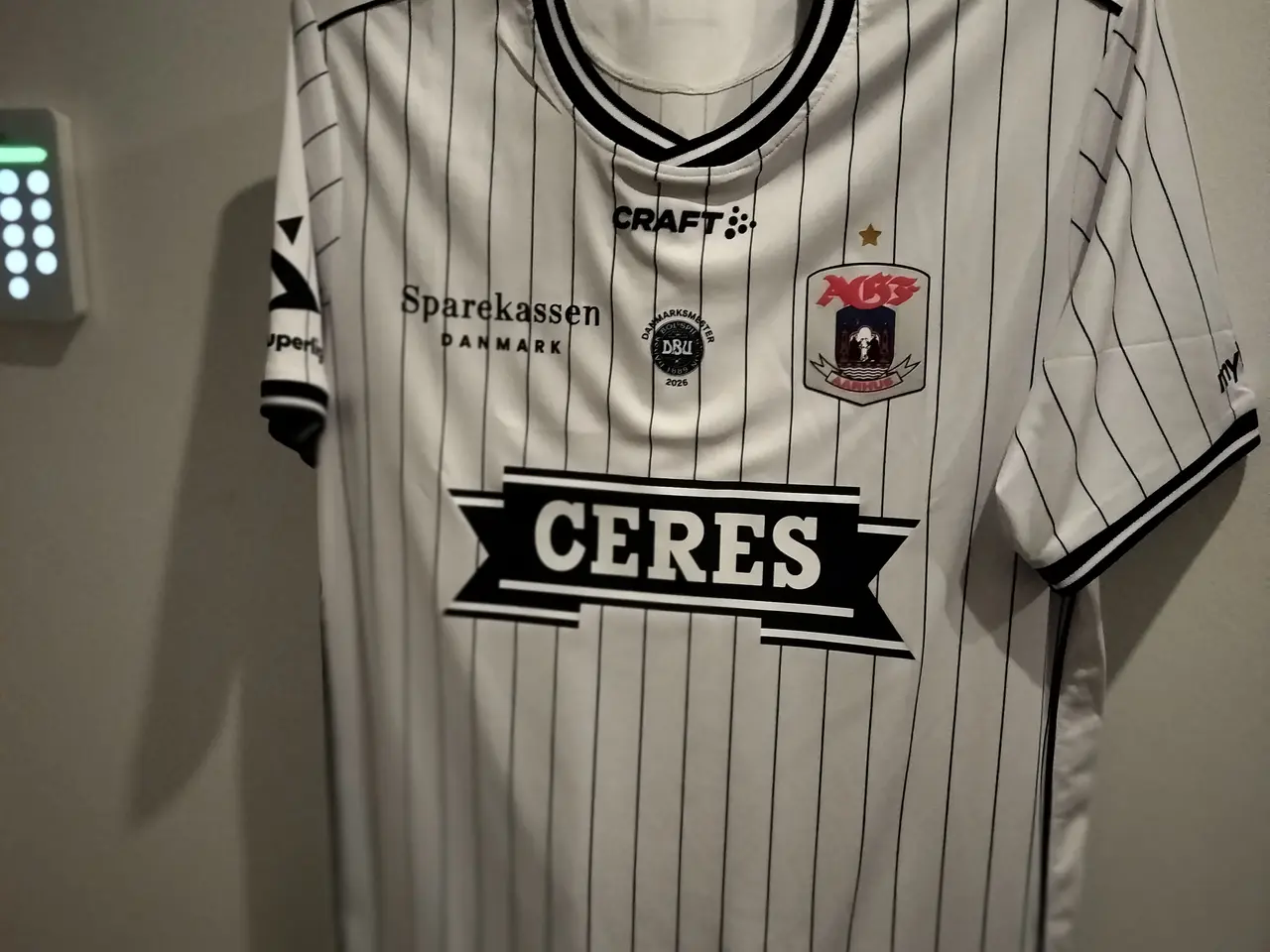 Billede 1 - Agf Ny hjemmebane spillertrøje