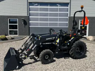 Solis S26 6+2 gearmaskine Limited Edition i sort med brede hjul og Fuldhydraulisk frontlæsser