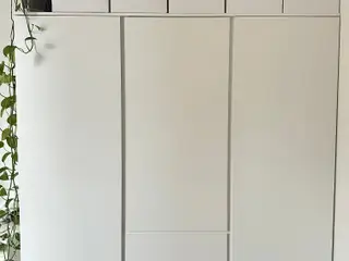 Garderobeskab i hvid