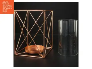 Kobbetfarvet geometrisk lysestage i metal (str. 20x14x14 cm)