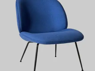 GUBI Beetle Loungestol – Blå med Sort Stel