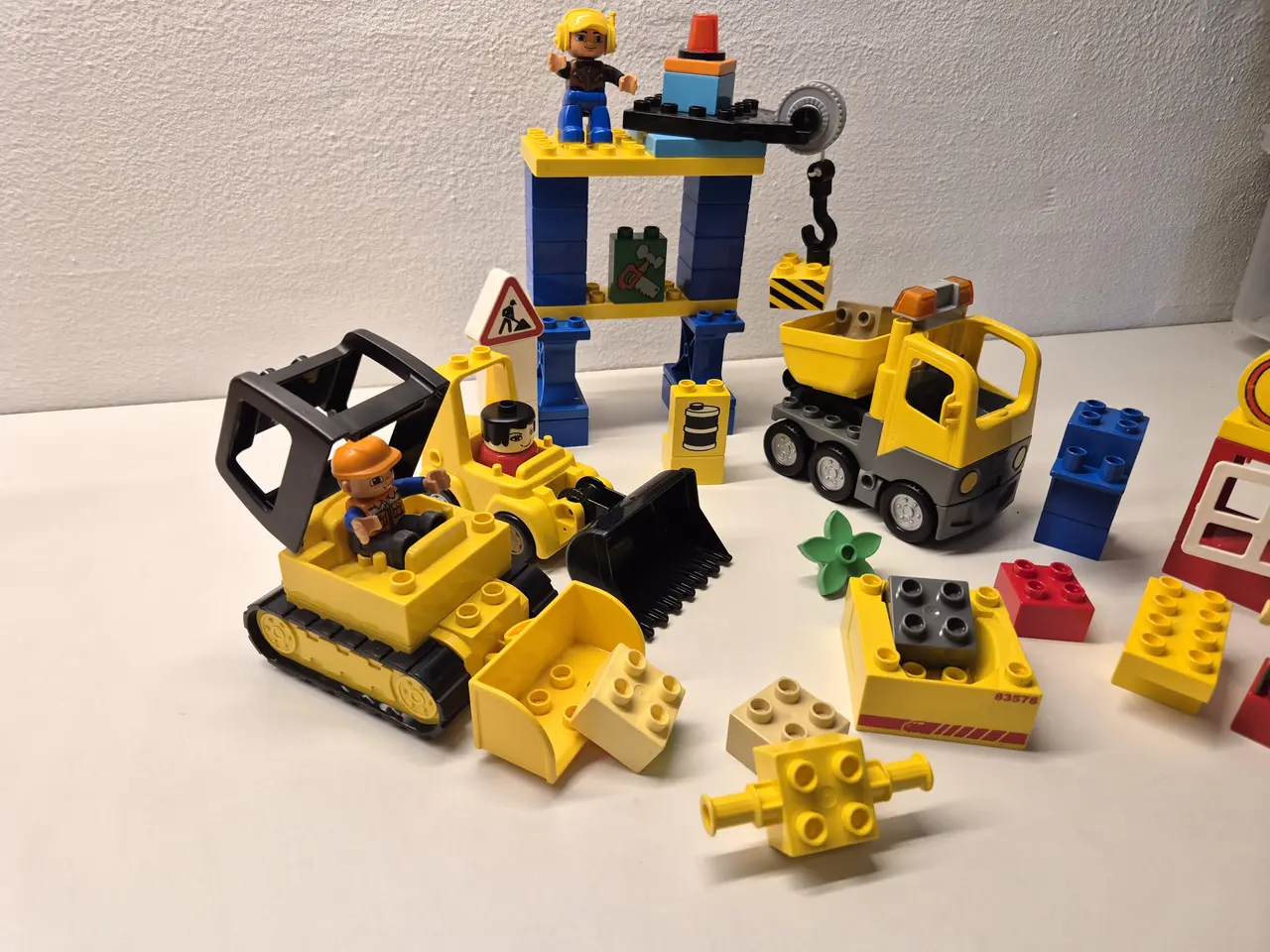Billede 2 - Duplo Byggeplads med Kran, Køretøjer samt forskell