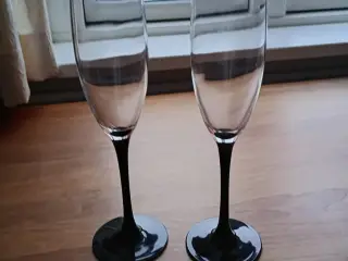 Champagne glas med sort fod.