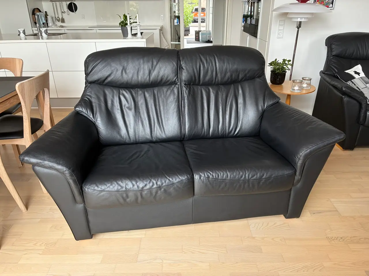Billede 1 - To personers sofa i læder, meget velholdt !
