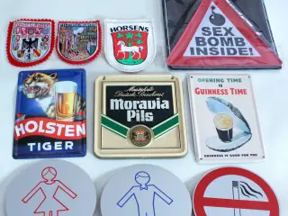 Samling af vintage metal- og tøj skilte.