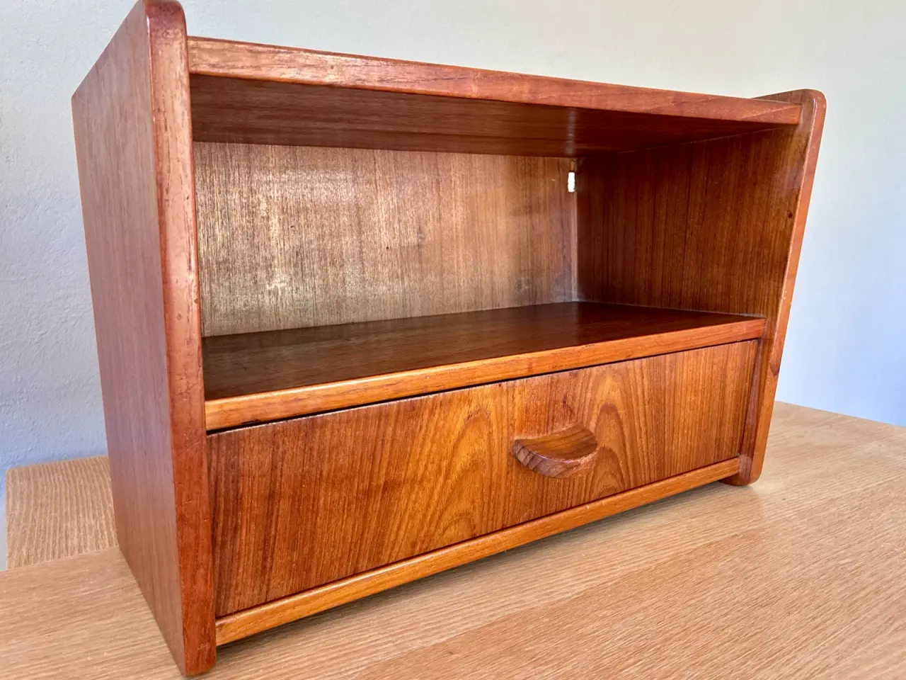 Billede 1 - Flot væghængt 60’er teak sengebord