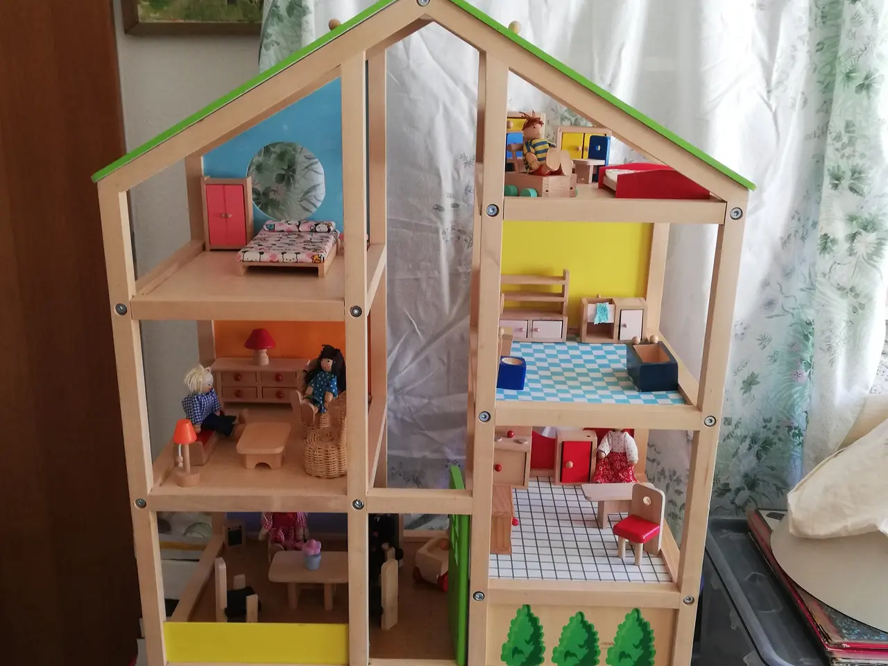 Billede 1 - Dukkehus Hape, møbler og dukker