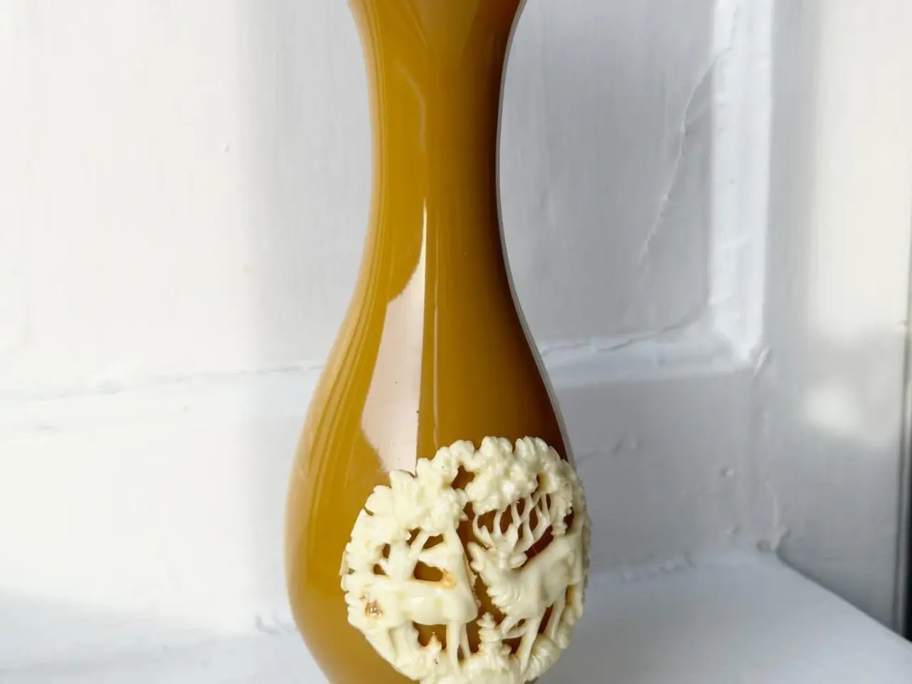 Billede 4 - Vase, sennepsgul plast m plastrelief