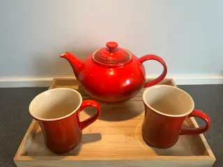 Ikonisk Le Creuset sæt – Tekande&2 matchende krus