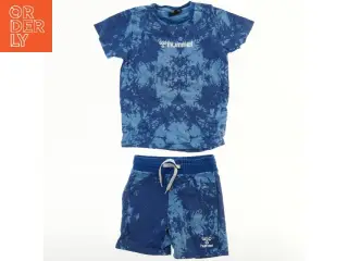 Blå tie-dye T-shirt og shorts sæt fra Hummel (str. 116)