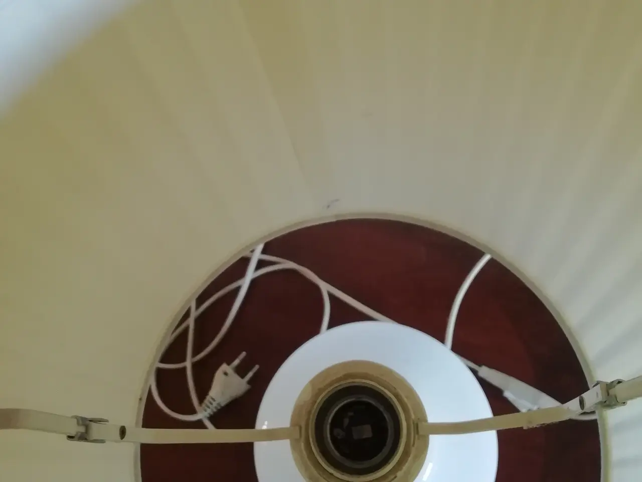 Billede 5 - Hvid elegant bordlampe med skærm