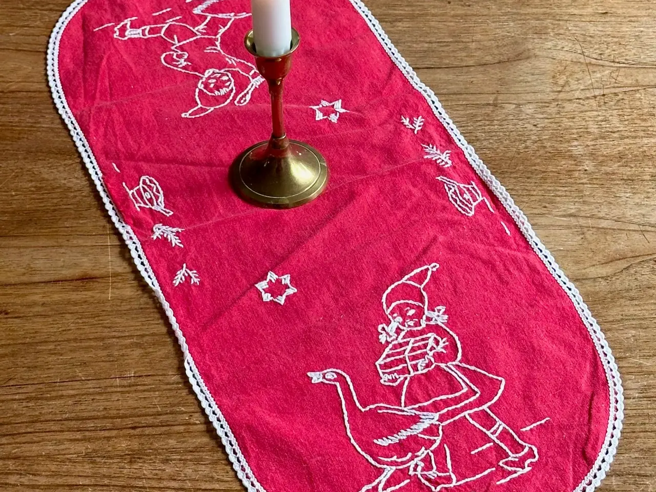 Billede 1 - Håndbroderet bordløber, 57 x 23,5 cm