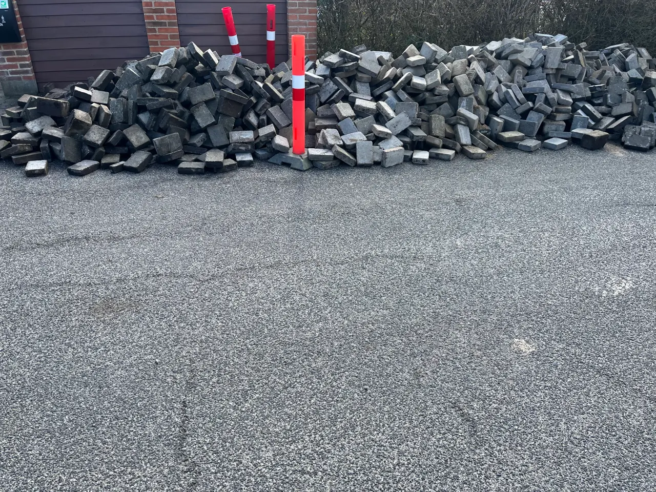 Billede 1 - Herregårdsfliser bortgives