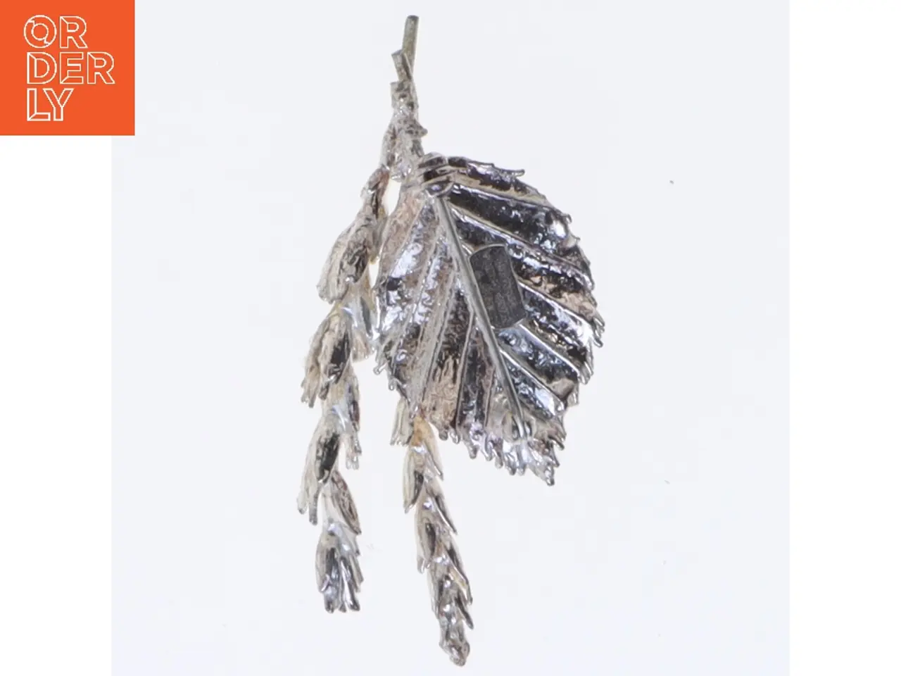 Billede 1 - Broche med blad og rakler i sølvfarve (str. 6,5x3 cm)