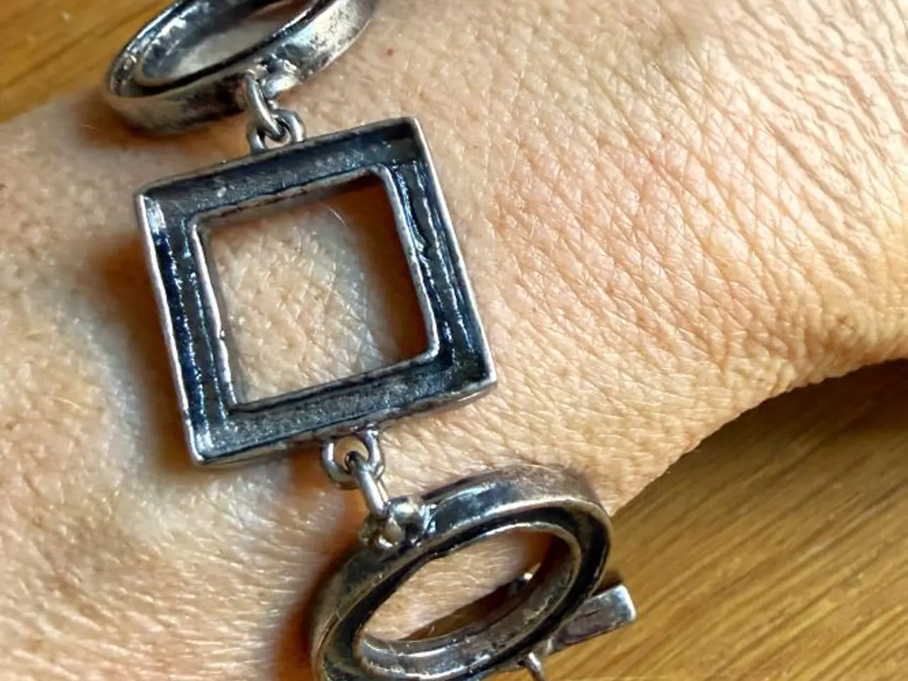 Billede 4 - Armbånd med firkantede og runde ringe