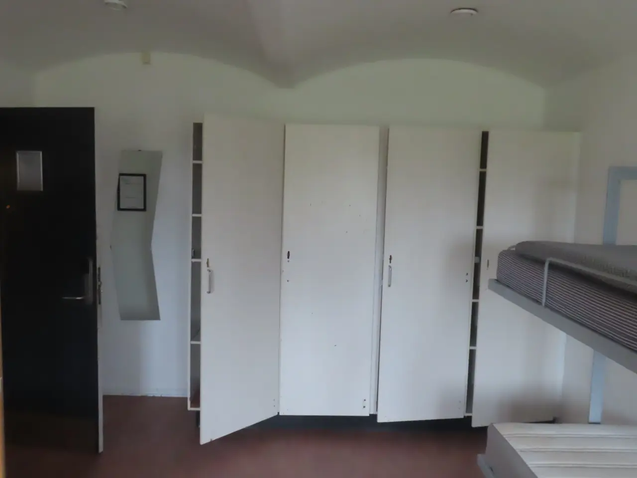 Billede 7 - Indhold på værelse af bord, køjeseng, skab mv.