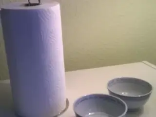 Køkkenrulleholder og 2 små porcelænsskål